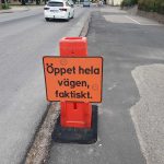 Vägskylt med texten öppet hela vägen, faktiskt