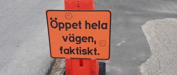 Vägskylt med texten öppet hela vägen, faktiskt