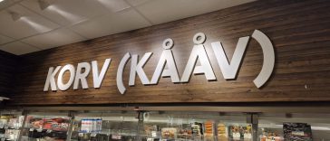 Korv (Kåååv) i en butik