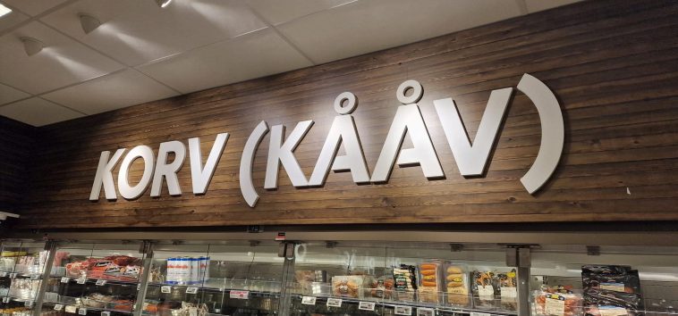 Korv (Kåååv) i en butik
